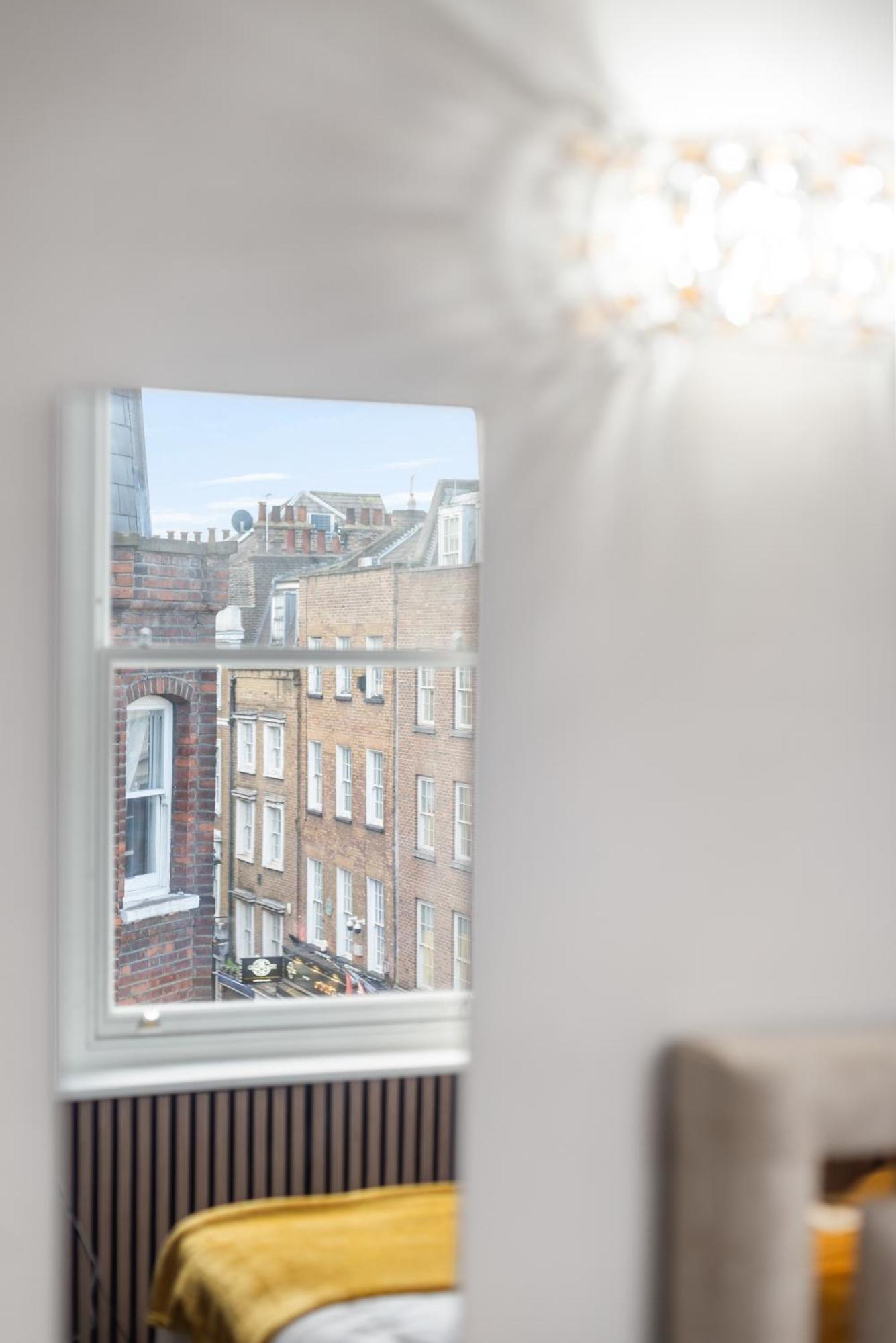 Lively Soho In The Heart Of Londons Nightlife No Lift Gsg