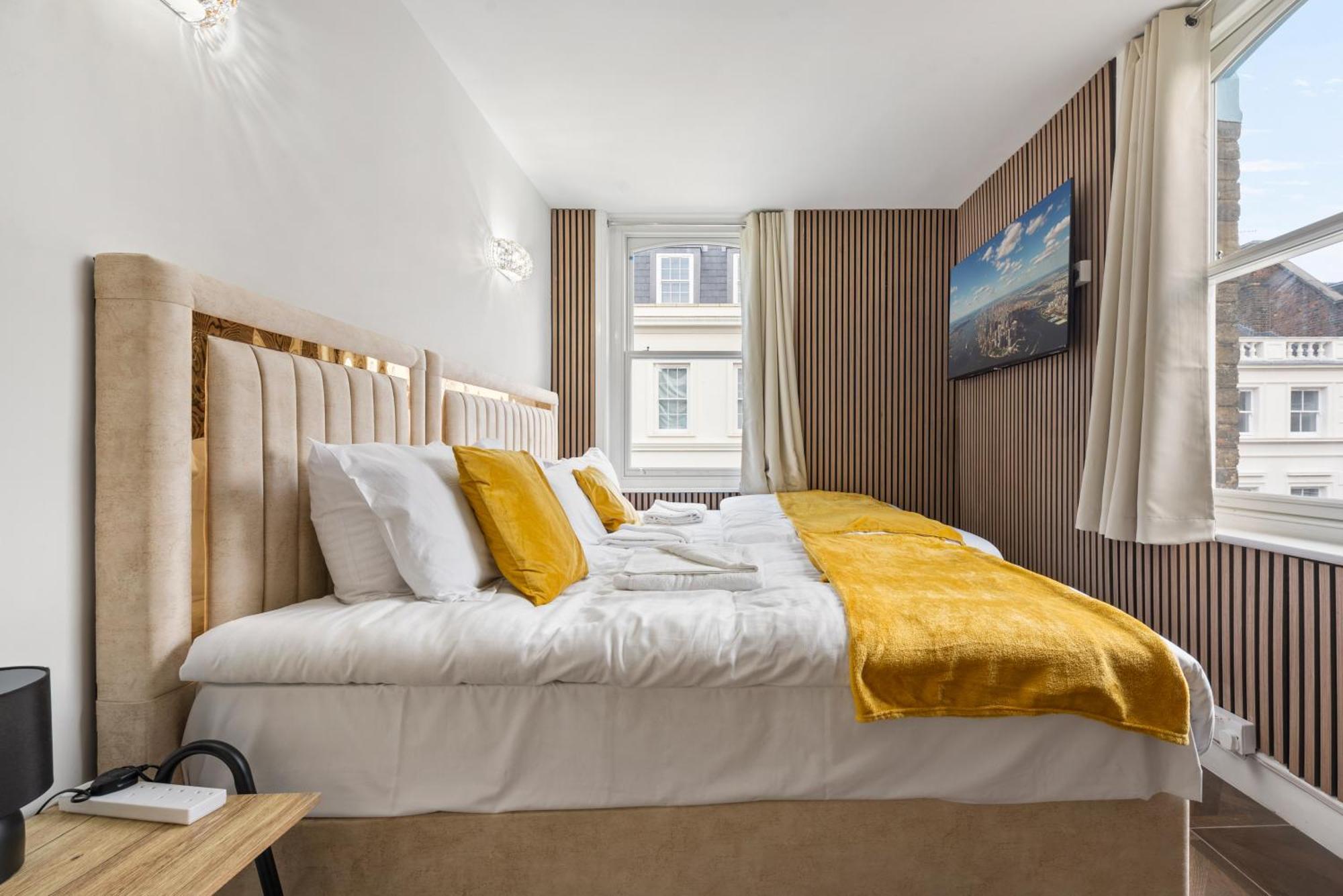 Lively Soho In The Heart Of Londons Nightlife No Lift Gsg London