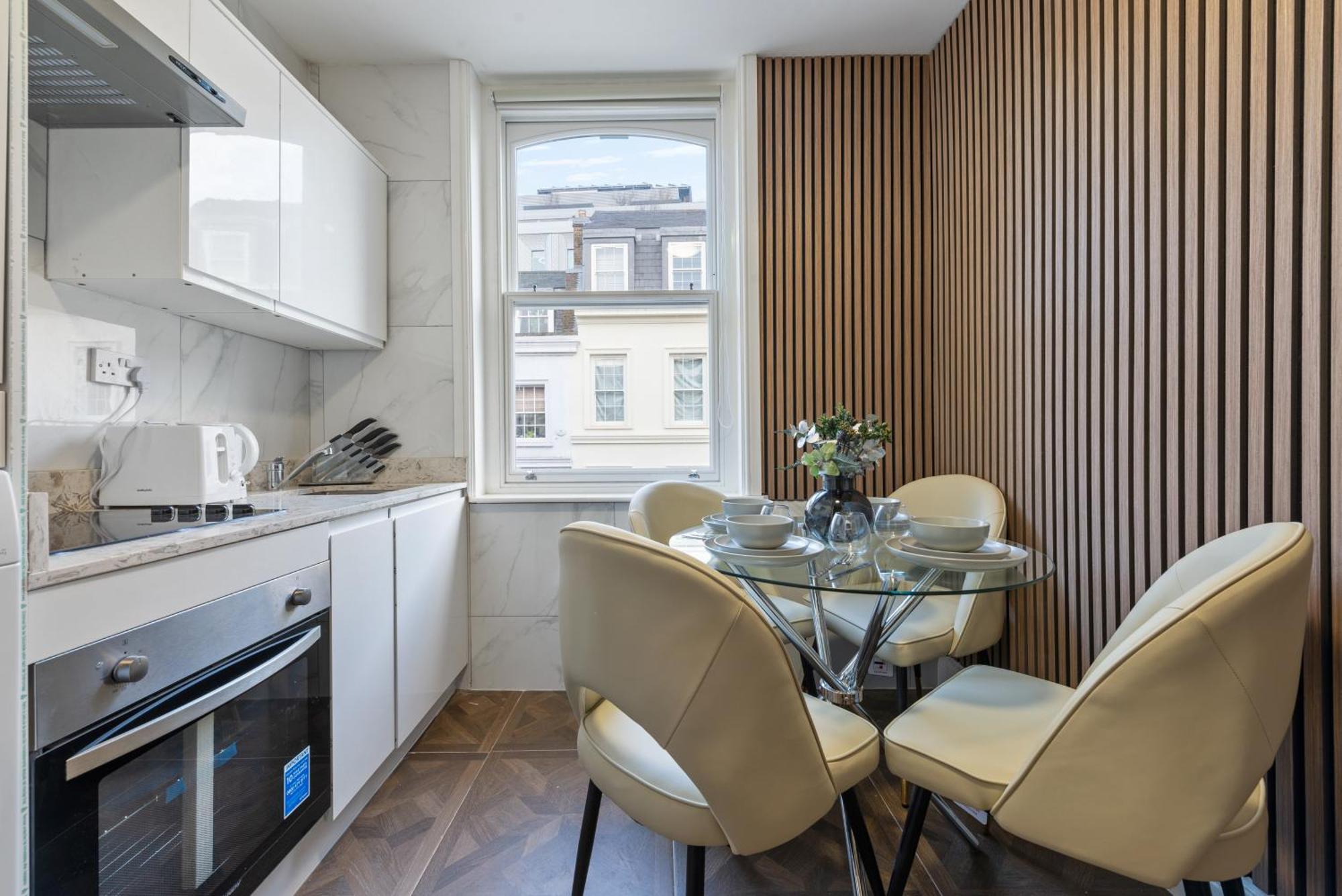 Lively Soho In The Heart Of Londons Nightlife No Lift Gsg *