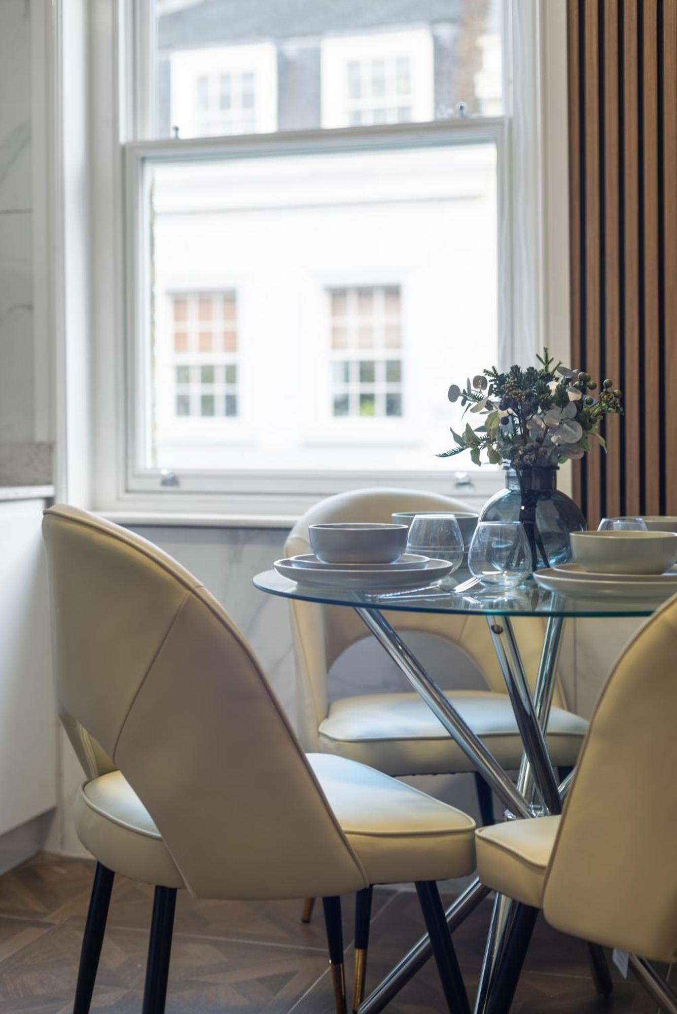 Lively Soho In The Heart Of Londons Nightlife No Lift Gsg Apartment *
