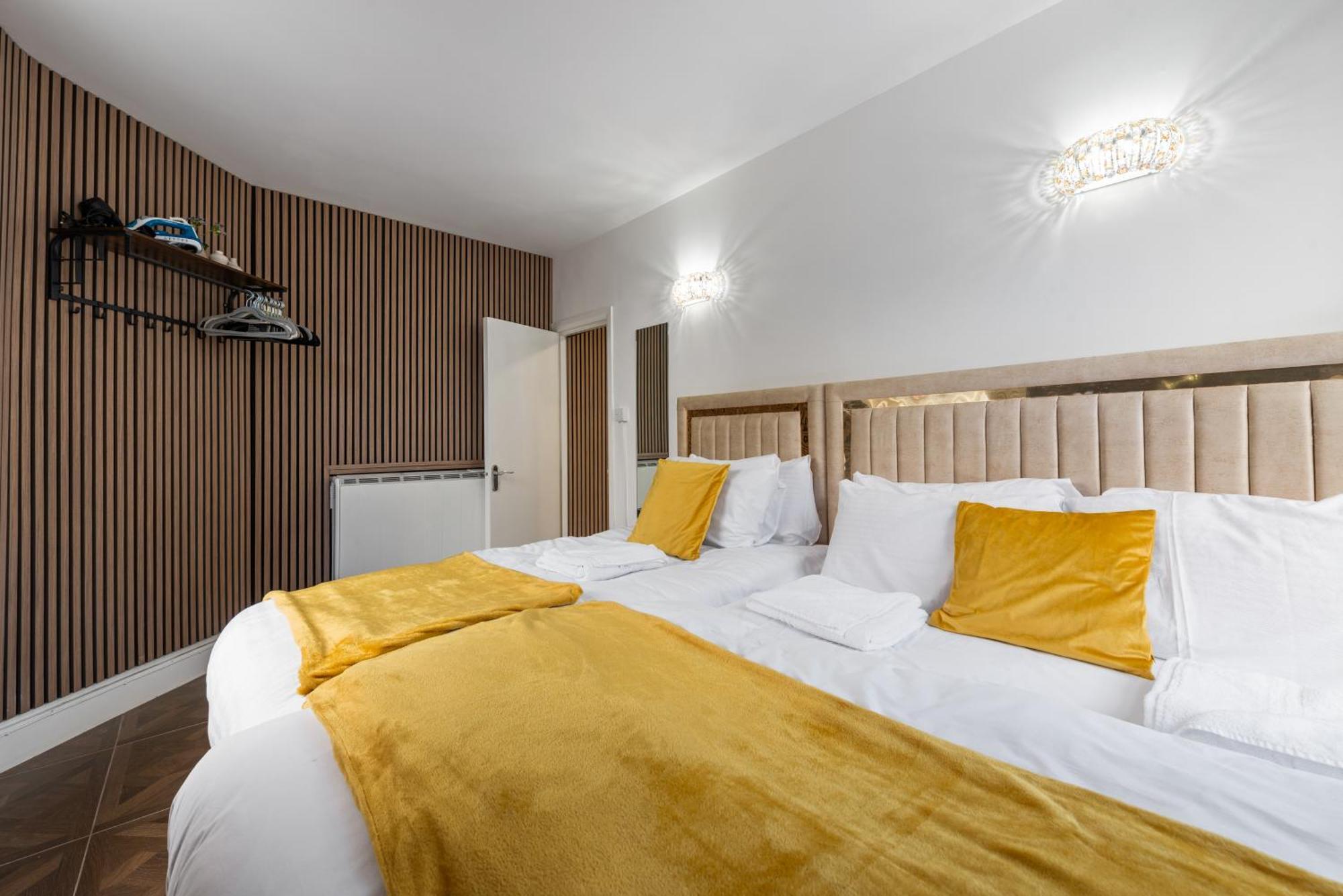 Lively Soho In The Heart Of Londons Nightlife No Lift Gsg * London