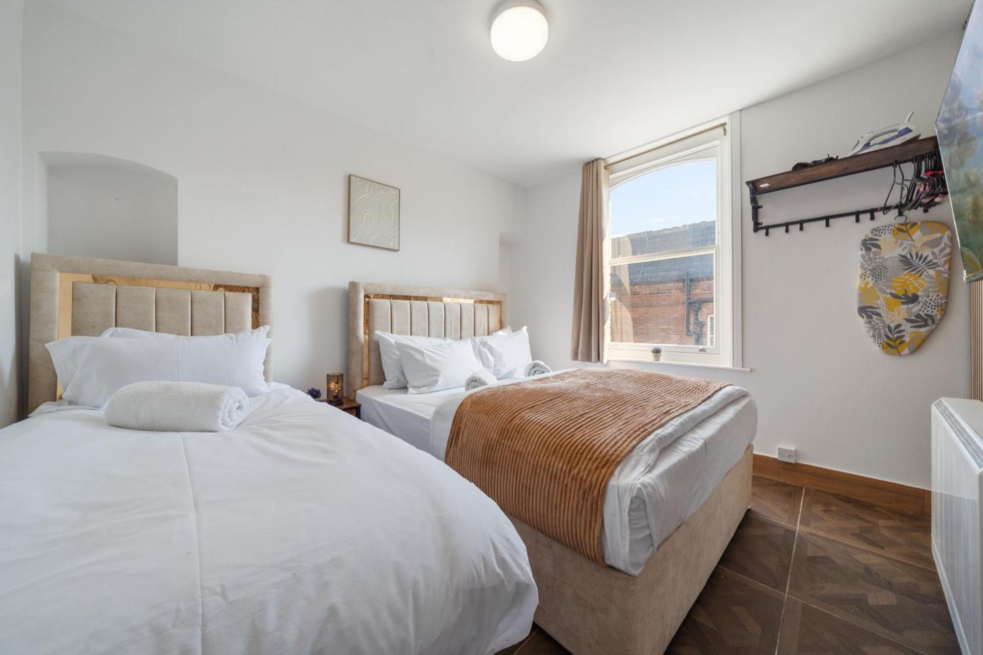 Lively Soho In The Heart Of Londons Nightlife No Lift Gsg * London