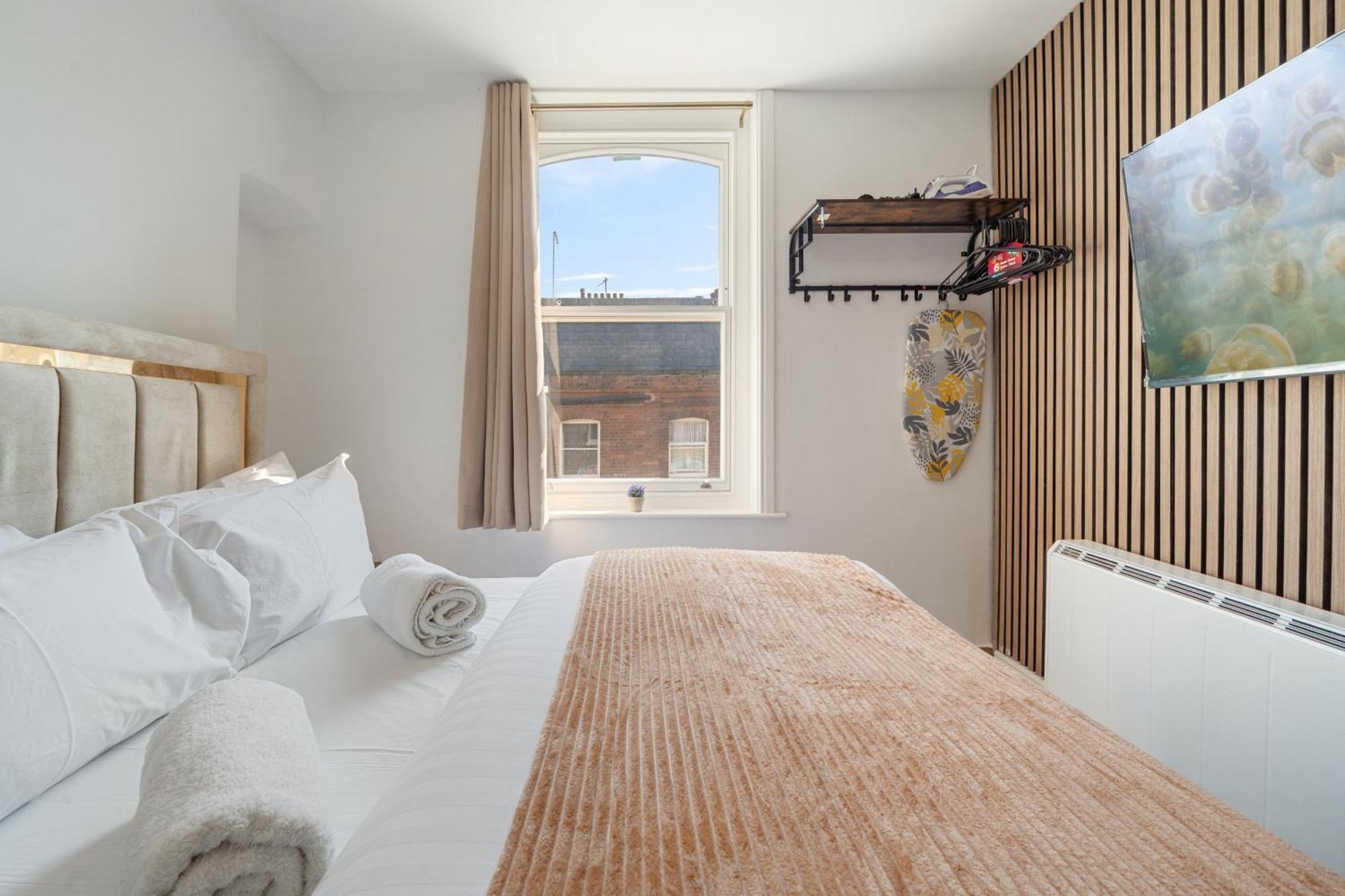 Lively Soho In The Heart Of Londons Nightlife No Lift Gsg Apartment London